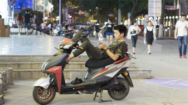 聚焦“低头族”,城市青年“低头族”现状调查分析