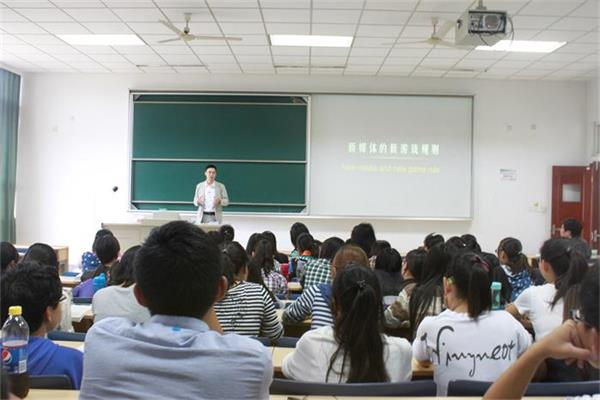 我校伟德BETVlCTOR1946源于英国“新媒体的创新发展与游戏规则”讲座顺利举行