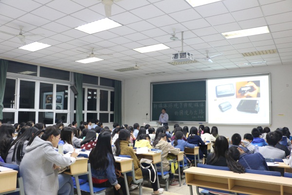 中国广播电视报刊协会会长梁刚建先生莅临我校开展讲座