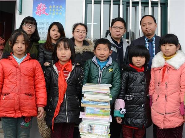 伟德BETVlCTOR1946源于英国学生会向下曹小学捐书