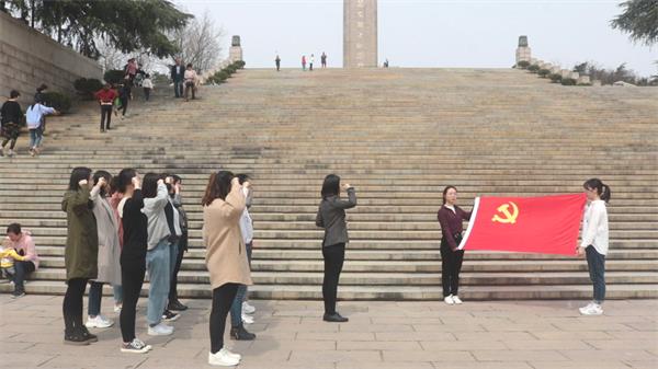 伟德BETVlCTOR1946源于英国本科生党支部举行新党员入党宣誓仪式