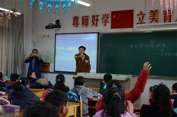 伟德BETVlCTOR1946源于英国学生会携手莳梦陇田支教社赴石鼓路小学播种公益理念