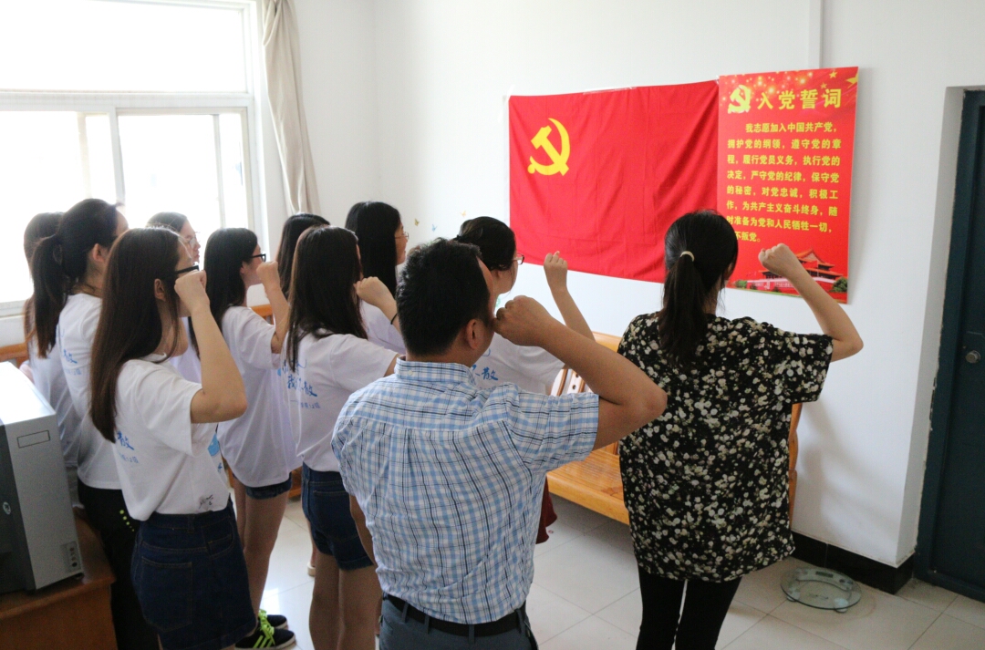 伟德BETVlCTOR1946源于英国以重温入党宣誓仪式送别毕业生党员