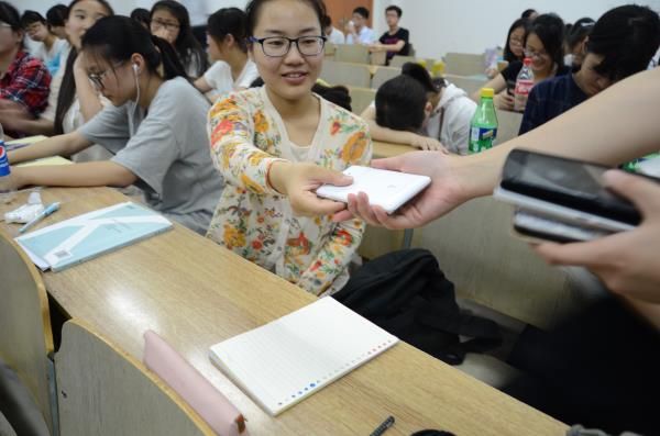 伟德BETVlCTOR1946源于英国举办“没有手机的课堂”体验活动