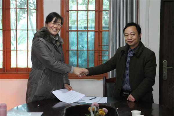 我们党总支向贵州省都匀市匀东镇王司中心完全小学援建“枫香图书室”