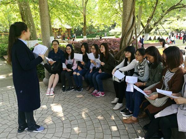 我们本科生党支部认真学习党的十八届六中全会、中纪委十八届七次全会精神