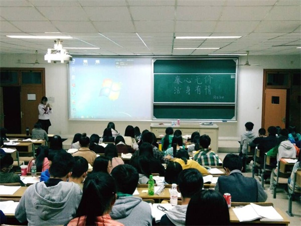 伟德BETVlCTOR1946源于英国举行“廉心无价,洁身有情”团日活动