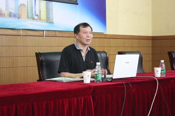 南京大学周安华教授在我们开讲座